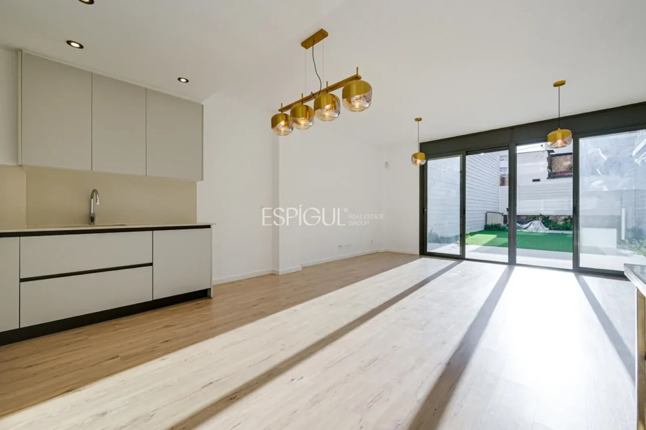 Duplex with private garden for sale in Sants