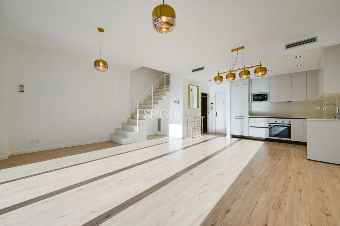 Duplex with private garden for sale in Sants