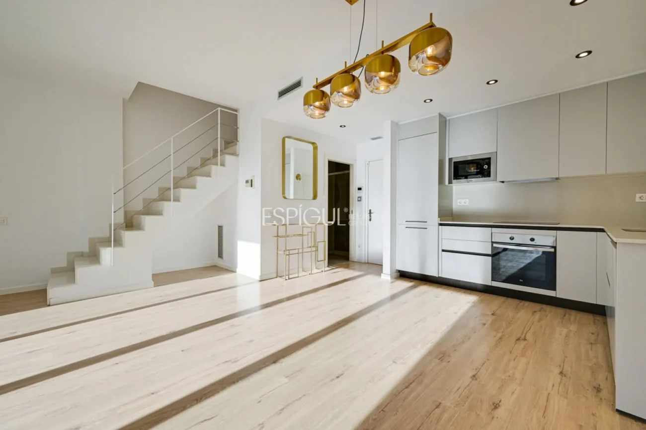 Duplex with private garden for sale in Sants