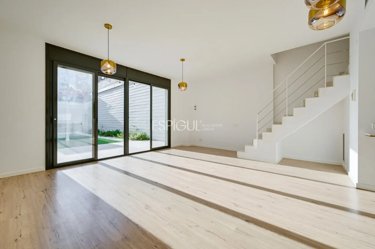 Duplex with private garden for sale in Sants