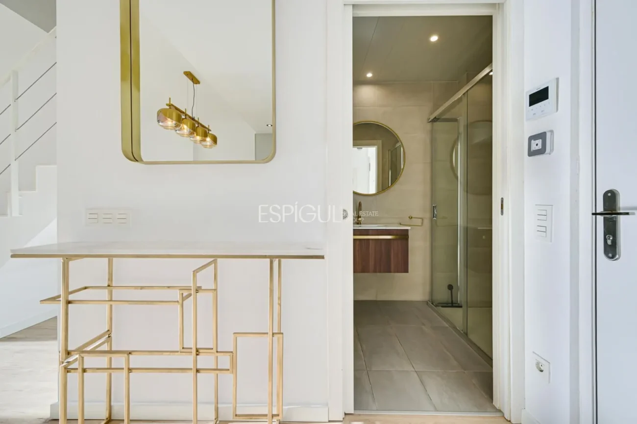 Duplex with private garden for sale in Sants