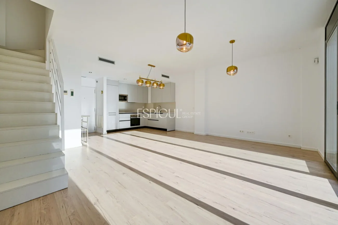 Duplex with private garden for sale in Sants