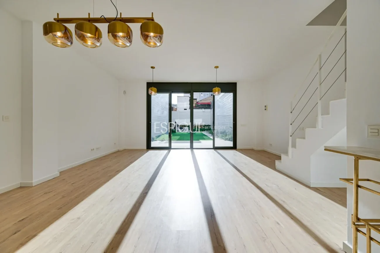 Duplex with private garden for sale in Sants