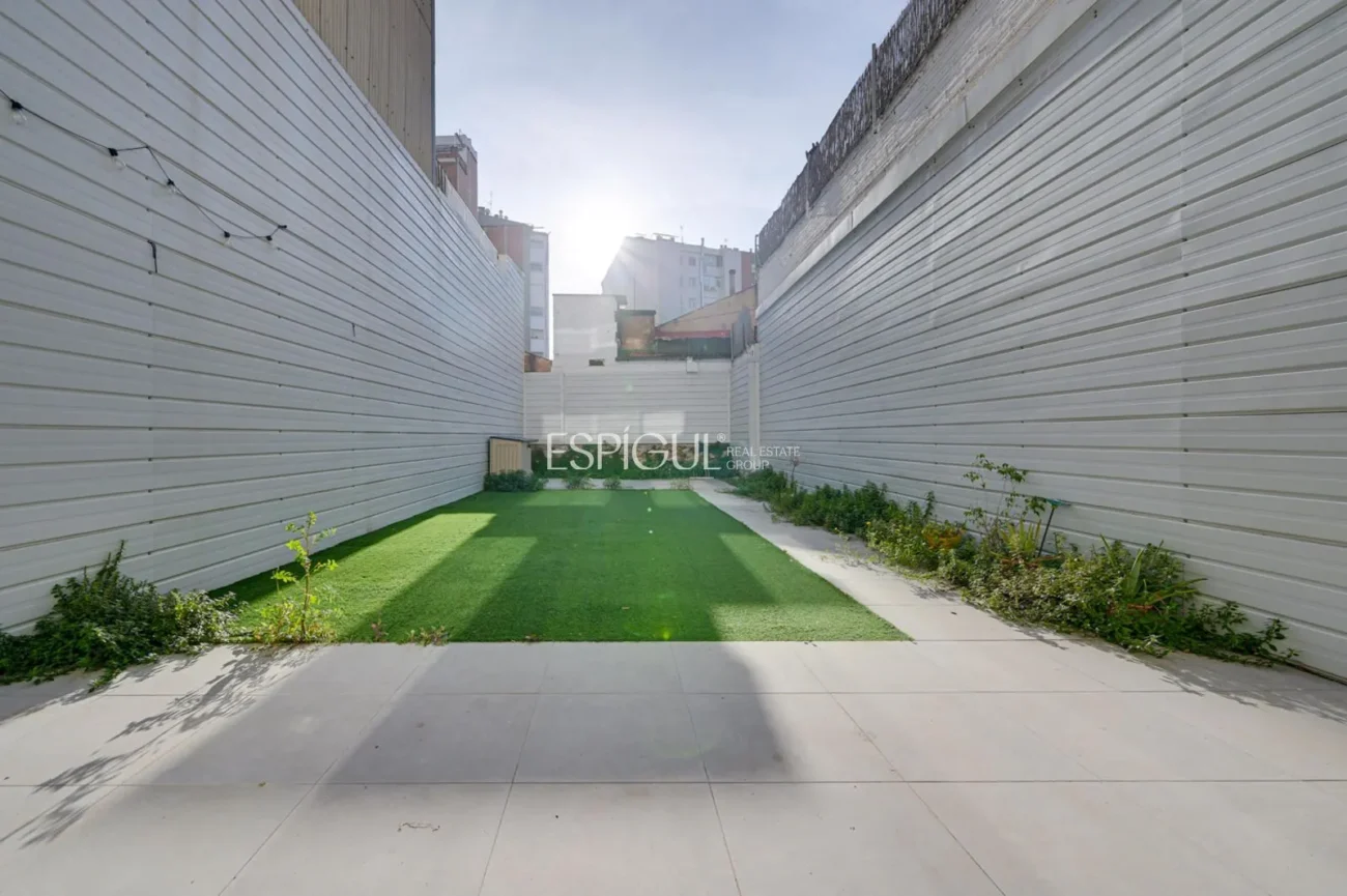 Duplex with private garden for sale in Sants