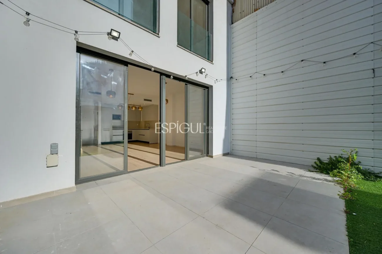 Duplex with private garden for sale in Sants