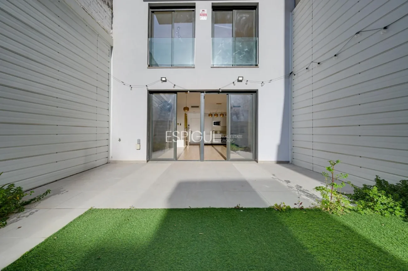 Duplex with private garden for sale in Sants