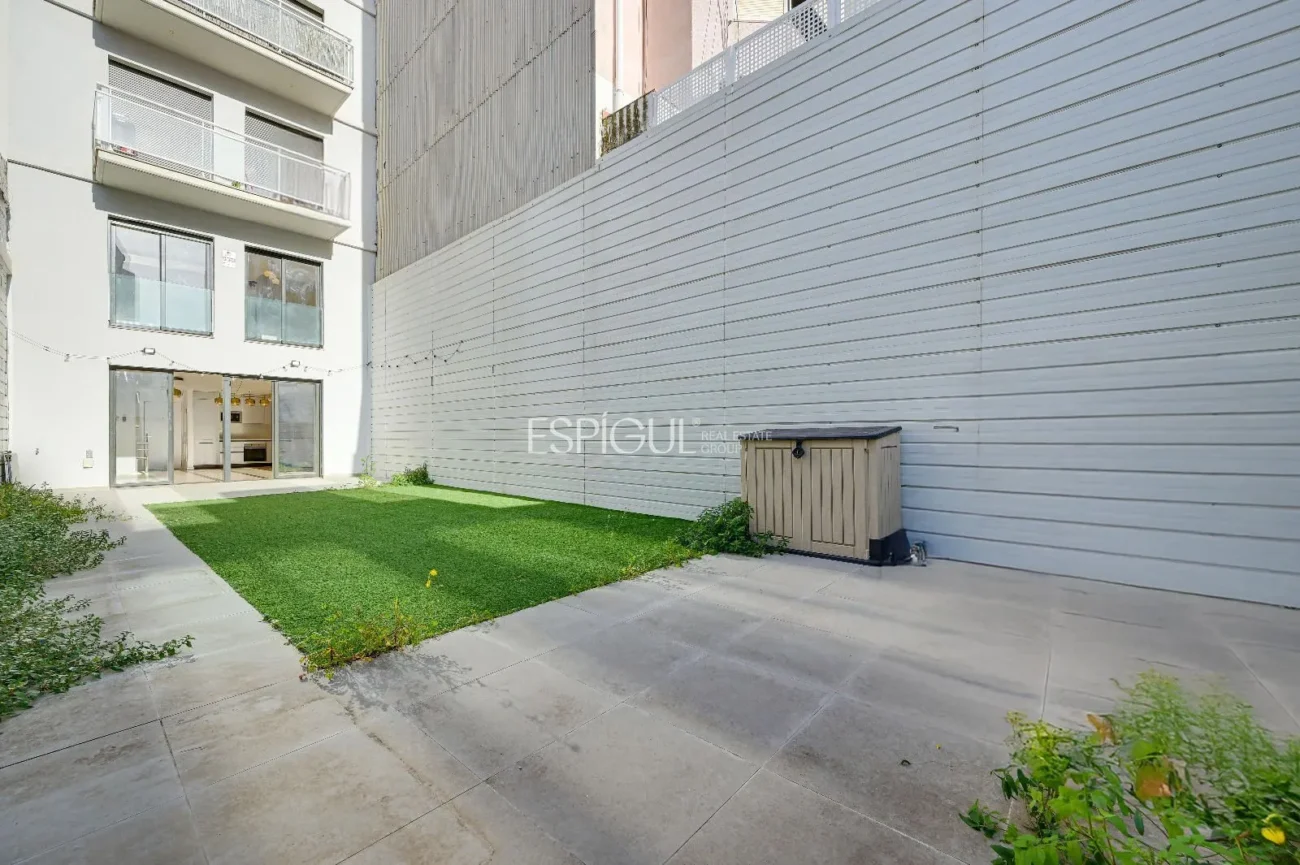 Duplex with private garden for sale in Sants