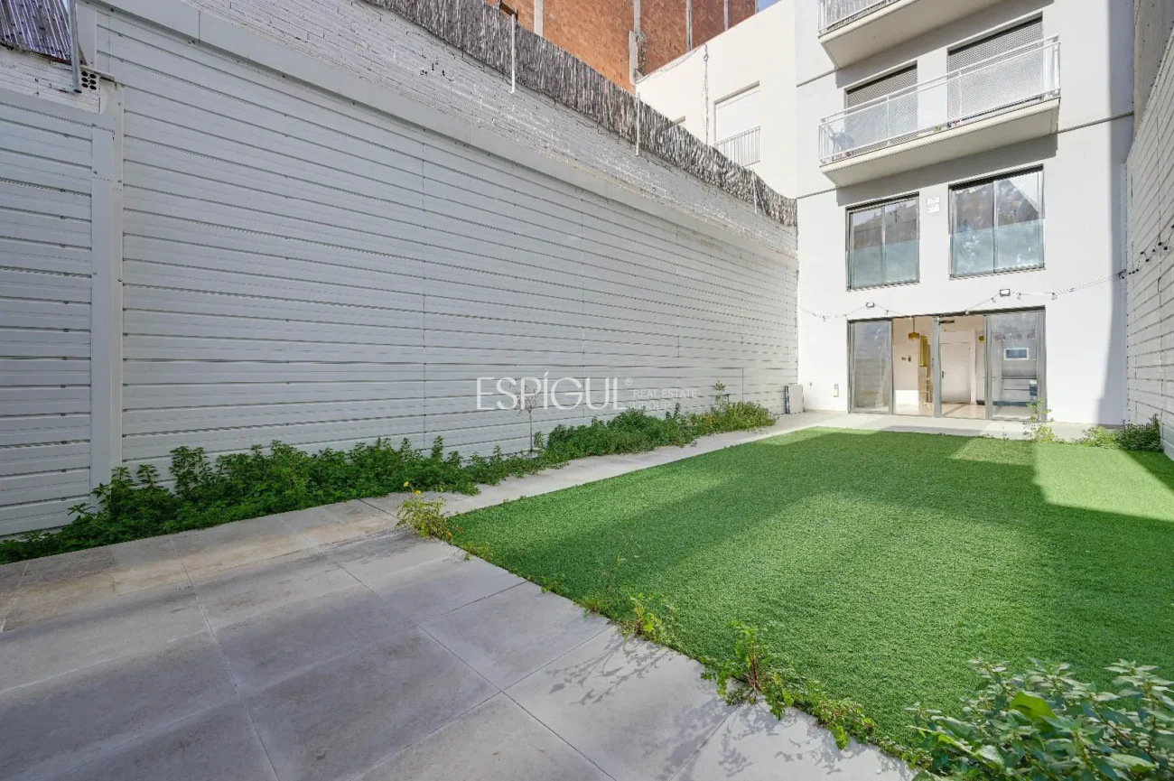 Duplex with private garden for sale in Sants