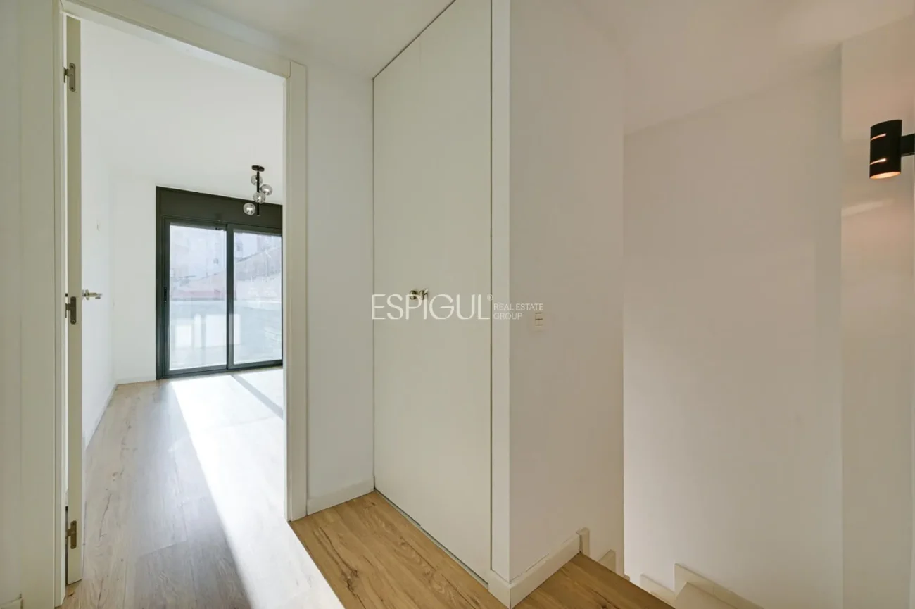 Duplex with private garden for sale in Sants