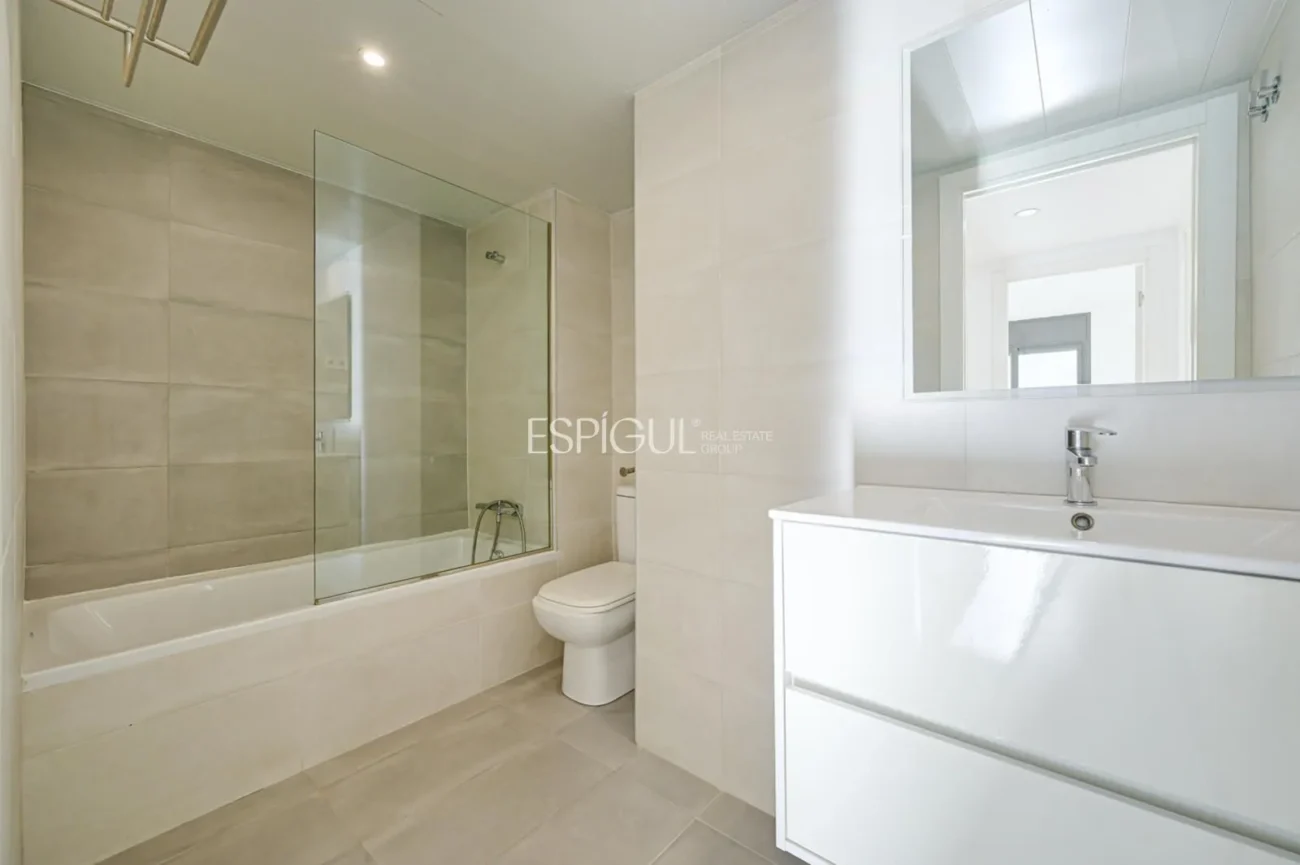 Duplex with private garden for sale in Sants