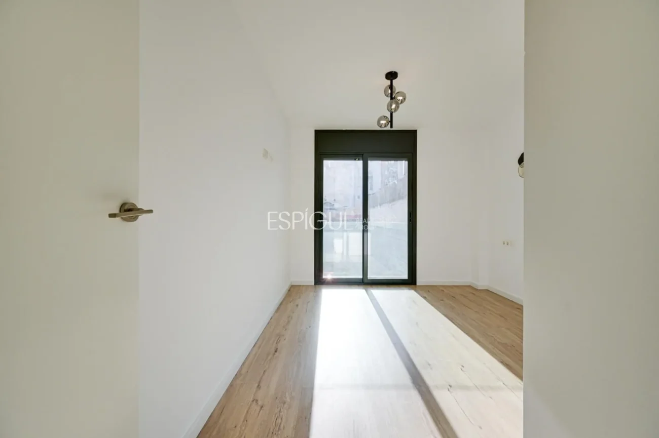 Duplex with private garden for sale in Sants