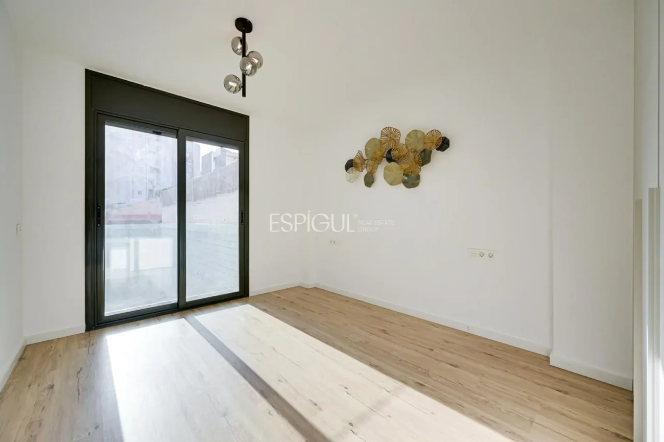 Duplex with private garden for sale in Sants