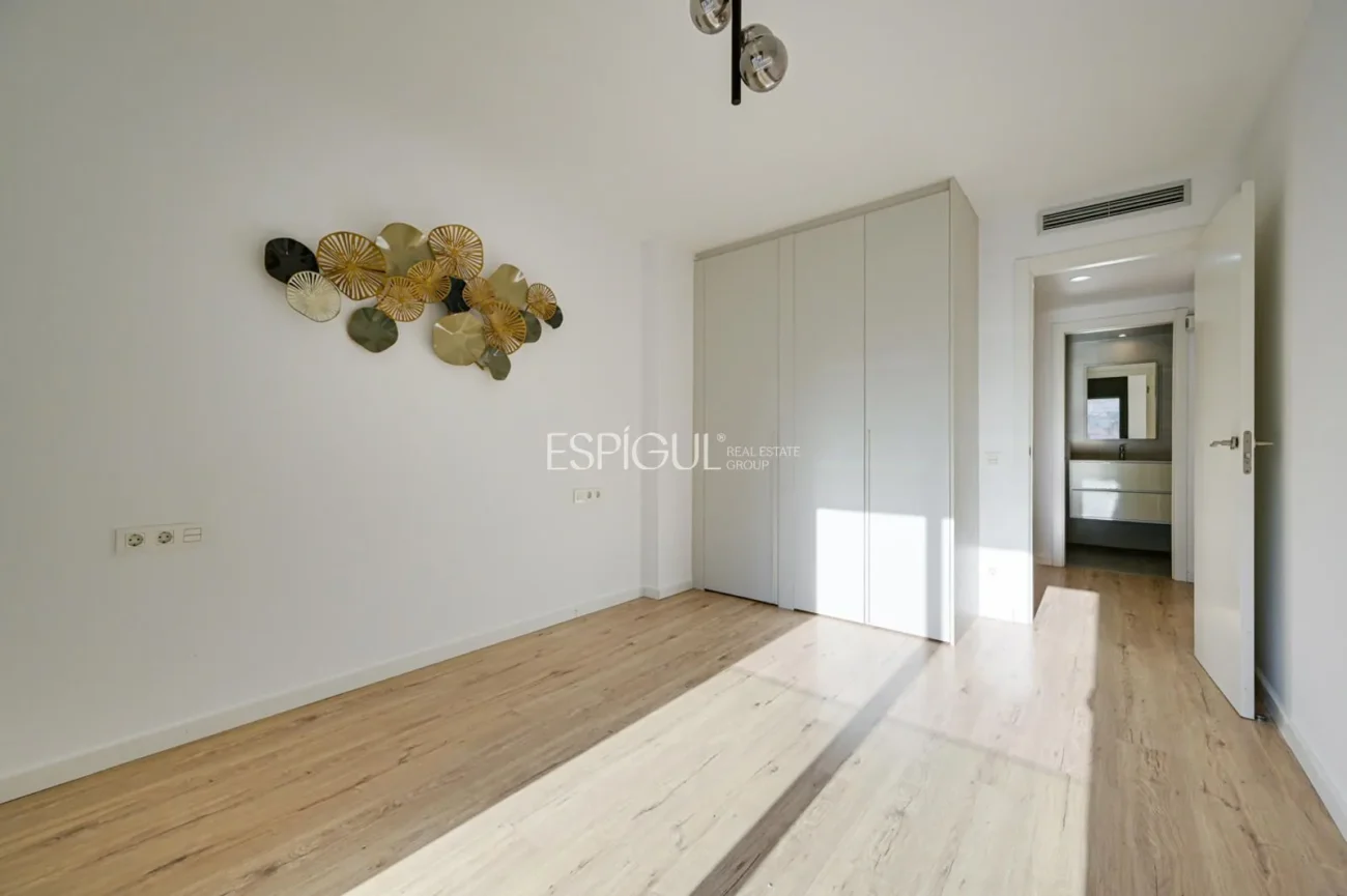 Duplex with private garden for sale in Sants
