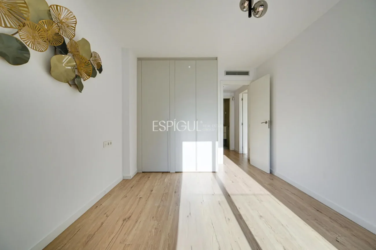 Duplex with private garden for sale in Sants