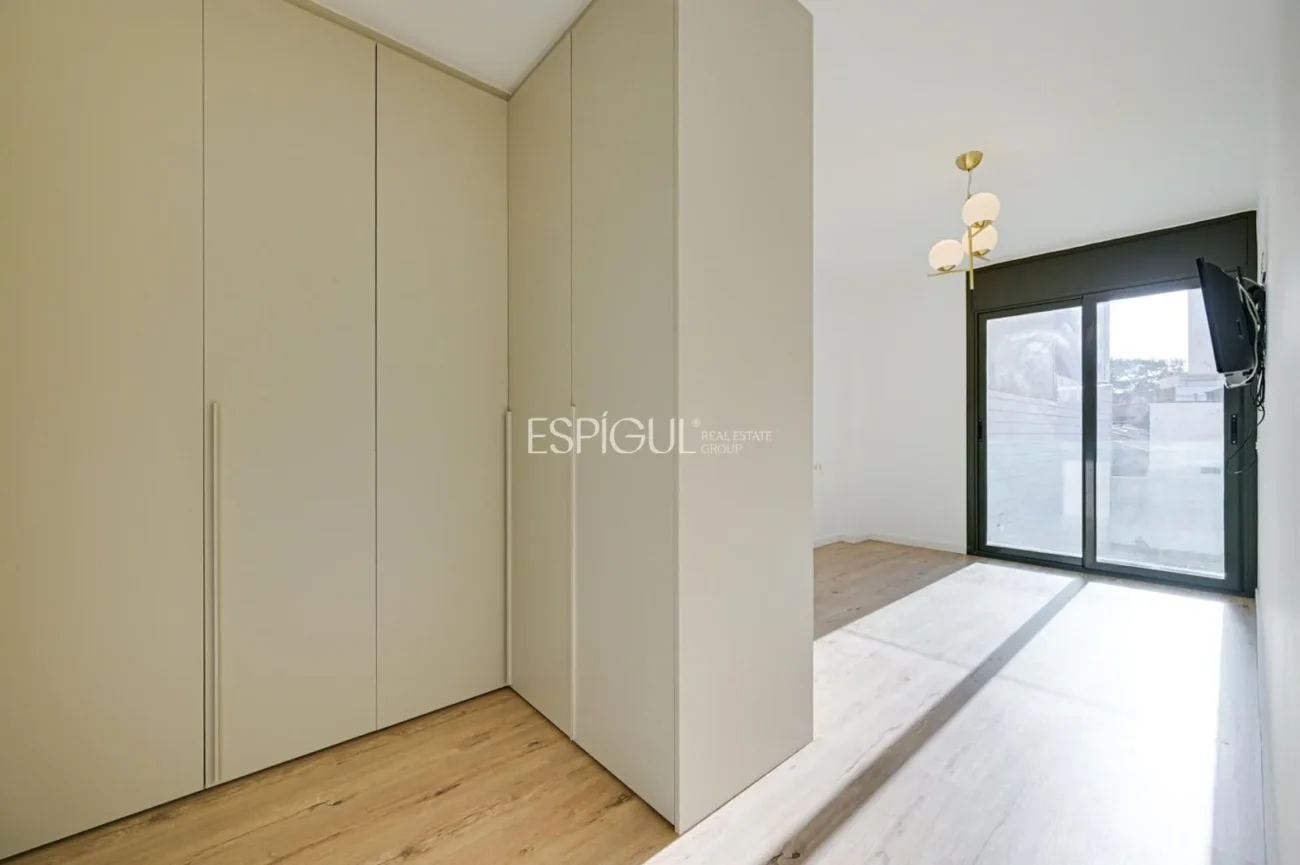 Duplex with private garden for sale in Sants
