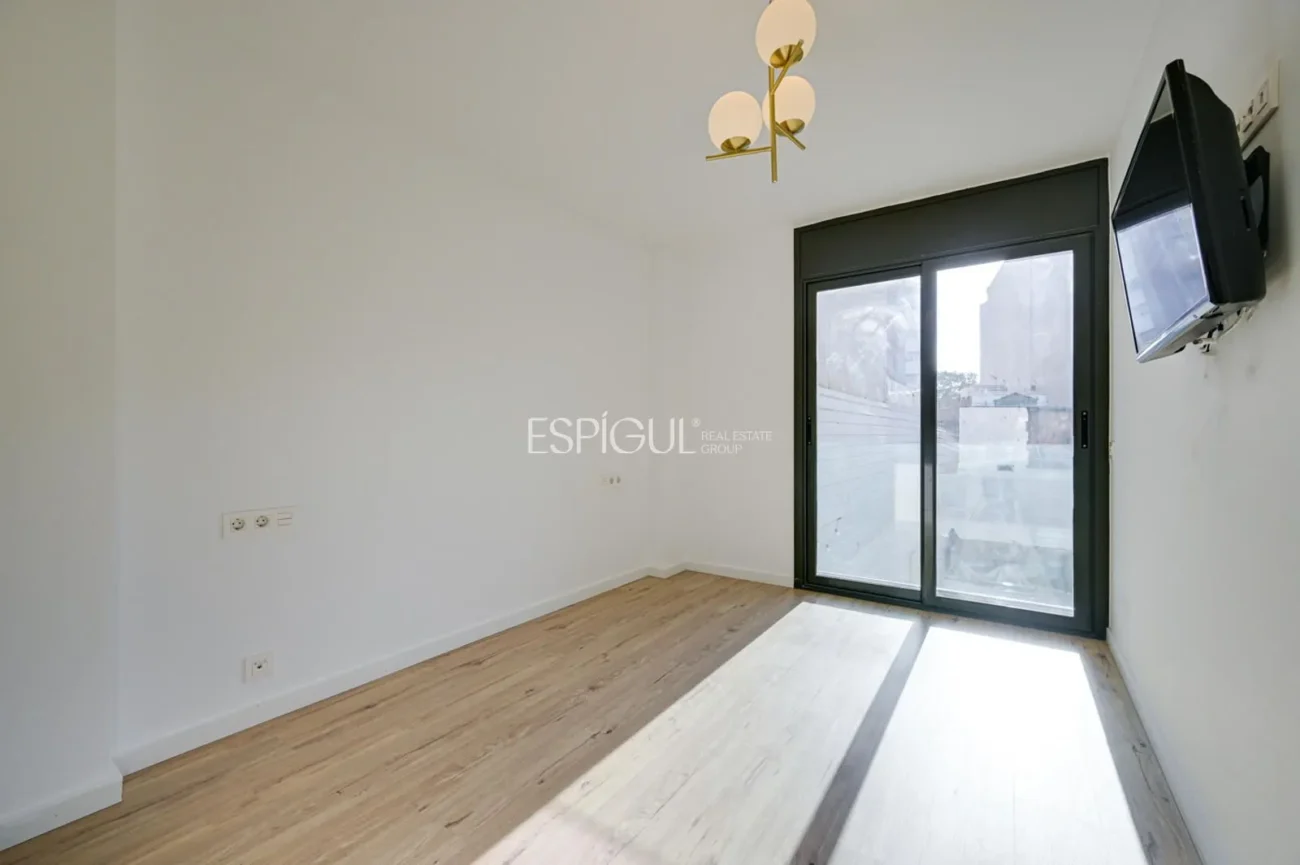 Duplex with private garden for sale in Sants
