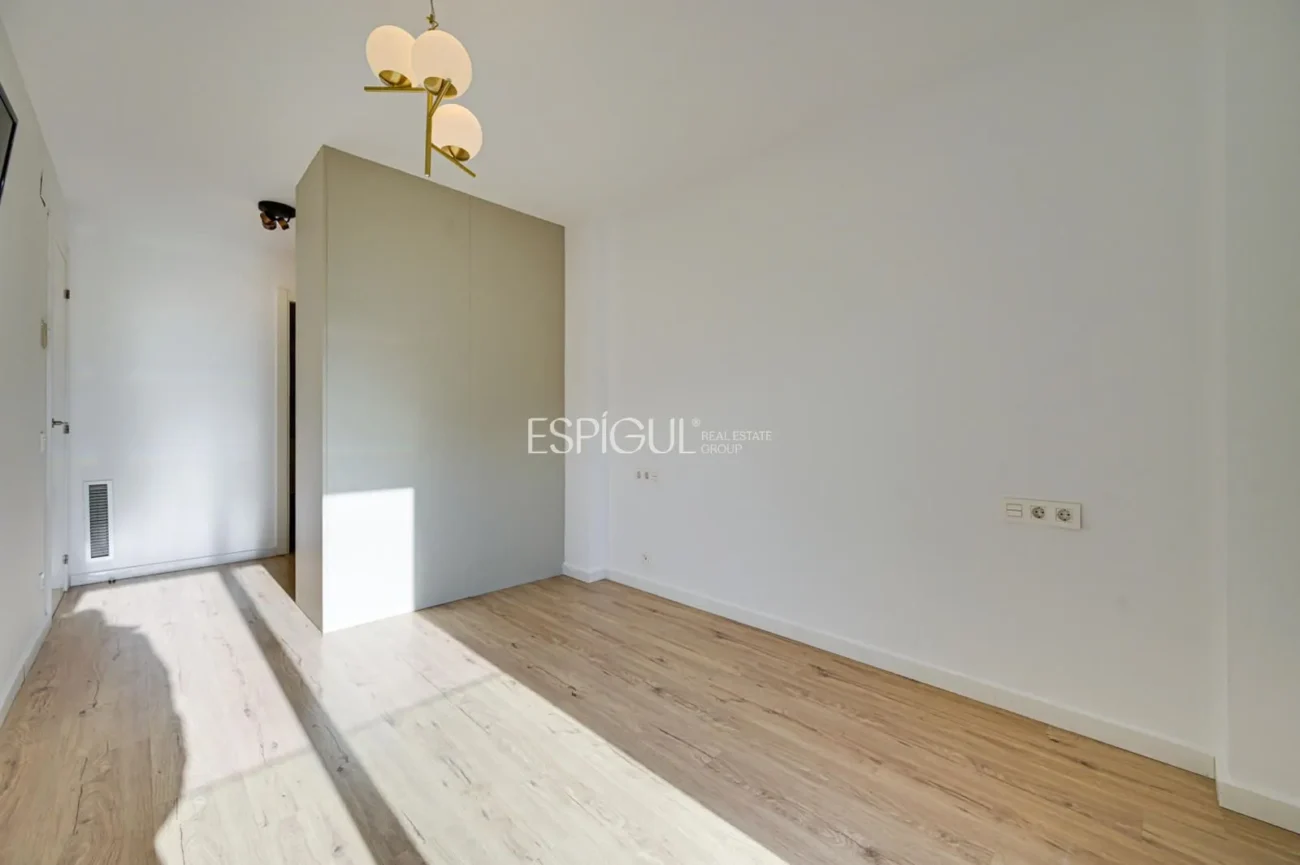 Duplex with private garden for sale in Sants