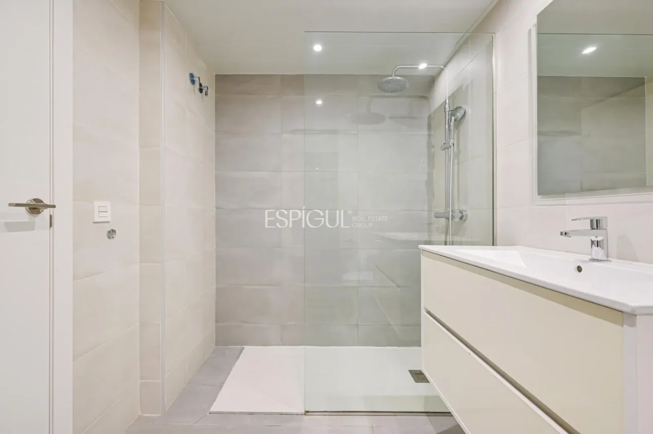 Duplex with private garden for sale in Sants