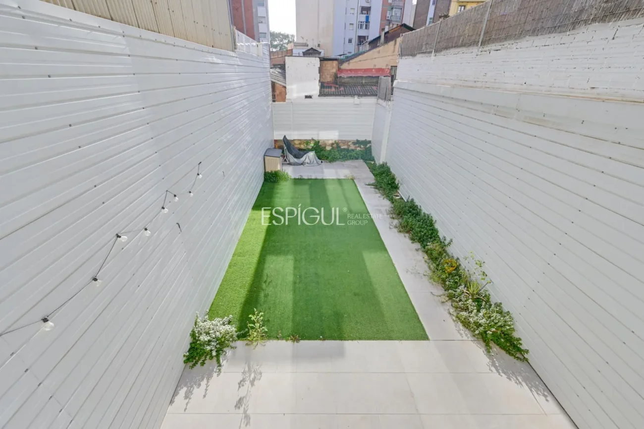 Duplex with private garden for sale in Sants