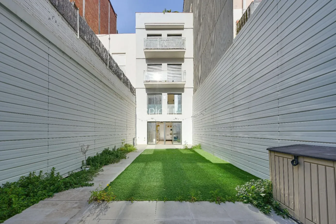 Duplex with private garden for sale in Sants