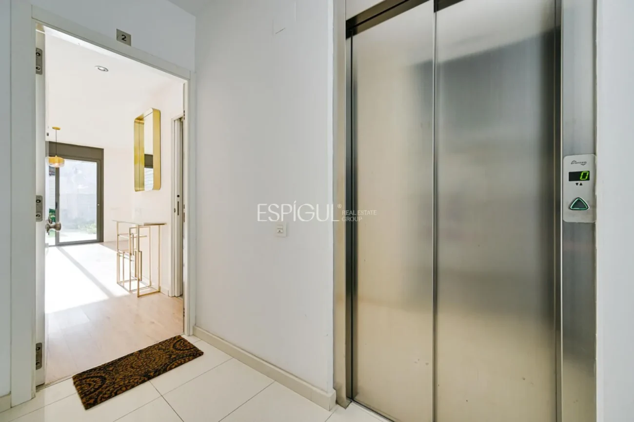Duplex with private garden for sale in Sants