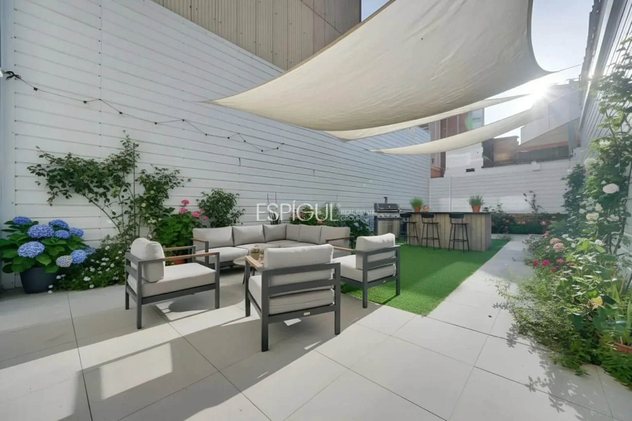 Duplex with private garden for sale in Sants