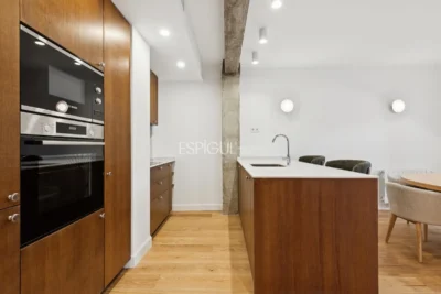 Spektakuläre, renovierte Wohnung in Arguelles mit Terrasse