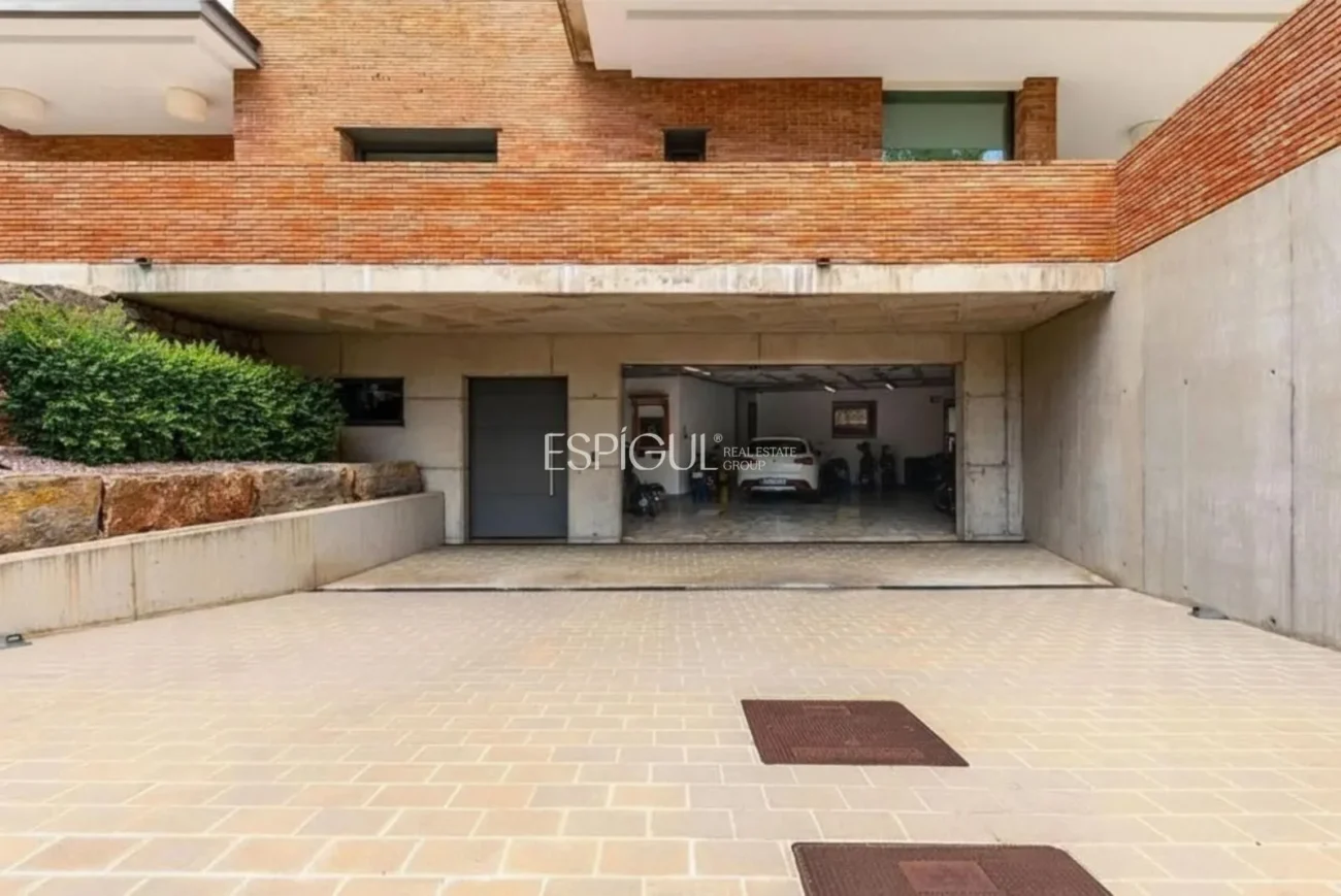 Exclusive property with garden, pool, and private paddle court in the center of Alella