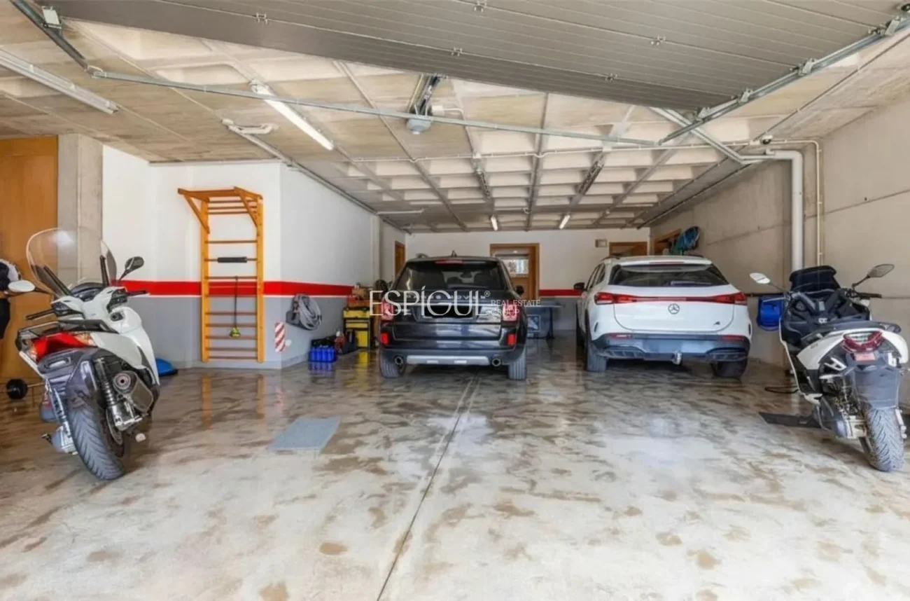 Exclusive property with garden, pool, and private paddle court in the center of Alella