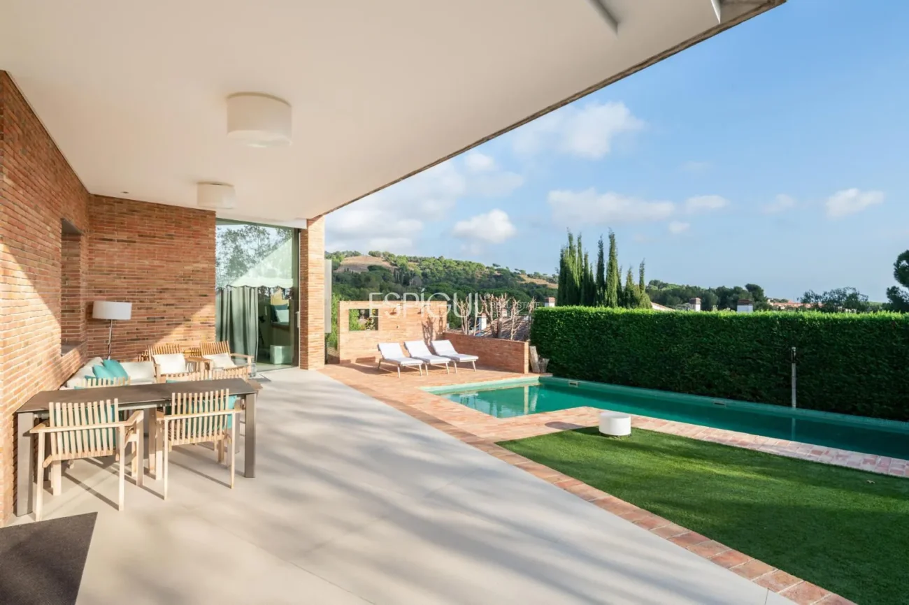 Exclusiva vivienda con jardín, piscina y pádel privado en el centro de Alella