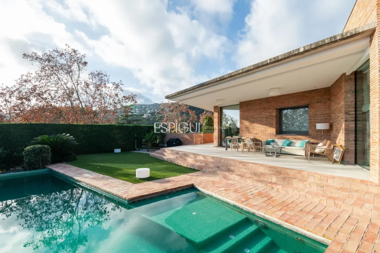 Exclusiva vivienda con jardín, piscina y pádel privado en el centro de Alella