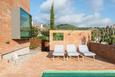 Exclusiva vivienda con jardín, piscina y pádel privado en el centro de Alella