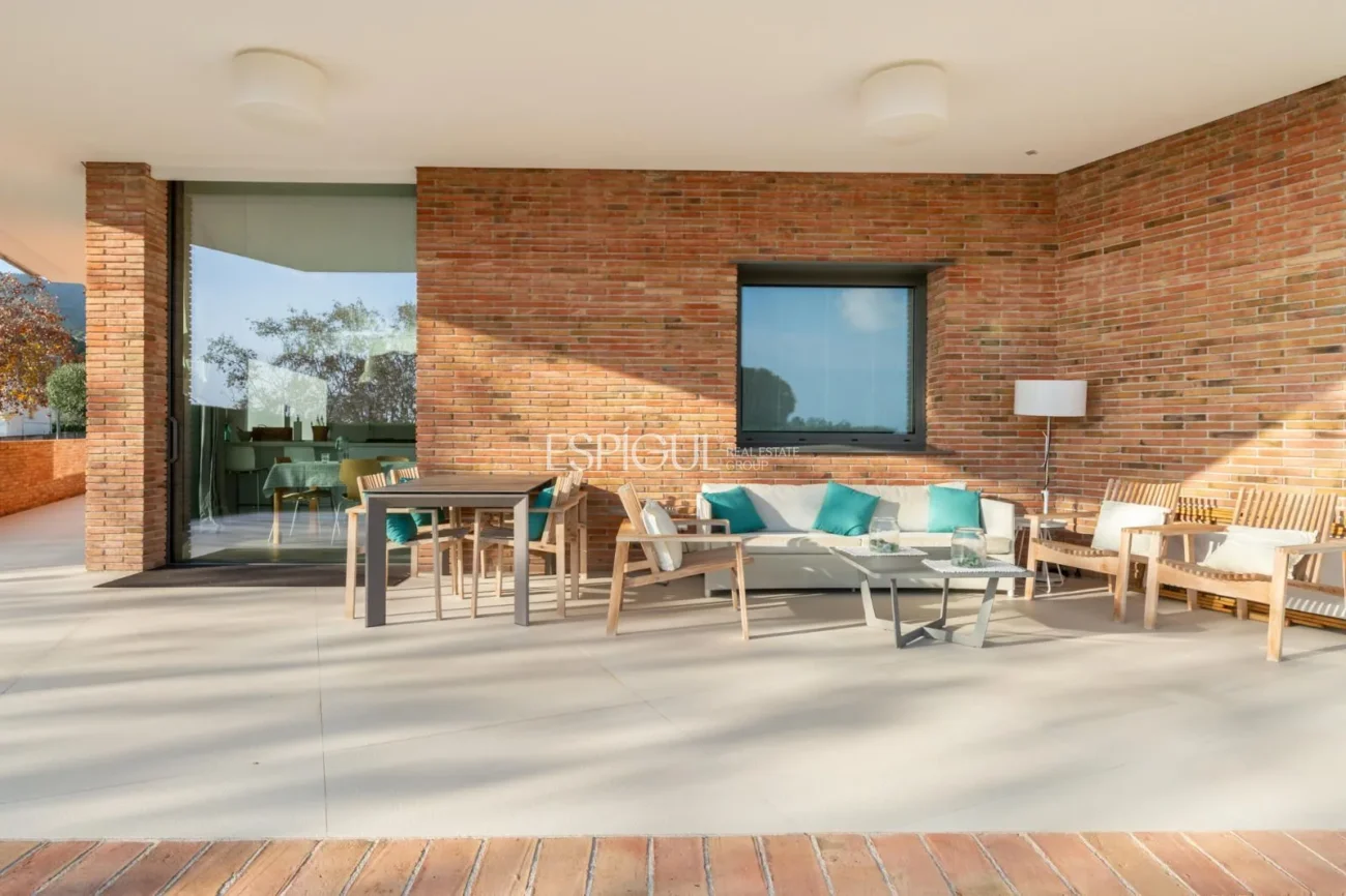 Exclusiva vivienda con jardín, piscina y pádel privado en el centro de Alella