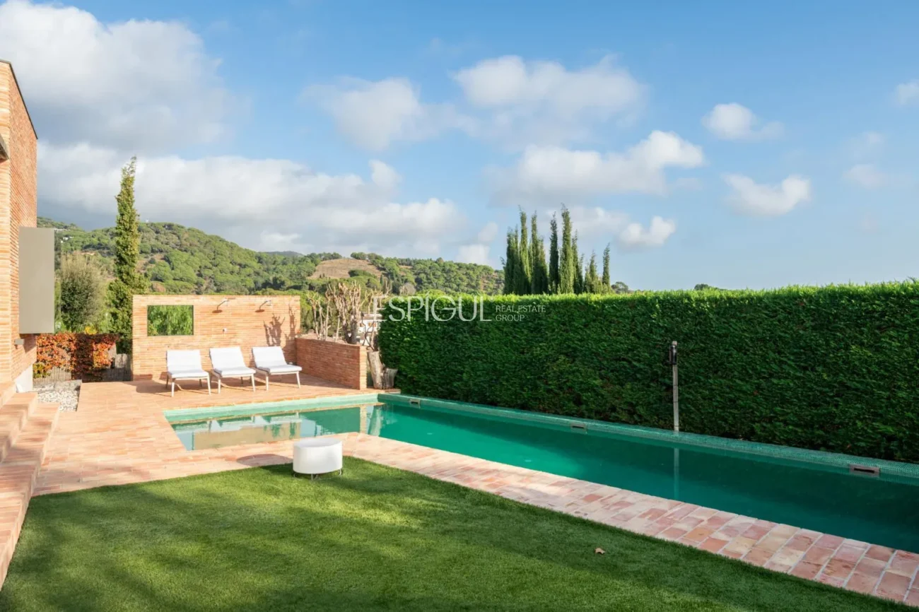 Exclusiva vivienda con jardín, piscina y pádel privado en el centro de Alella