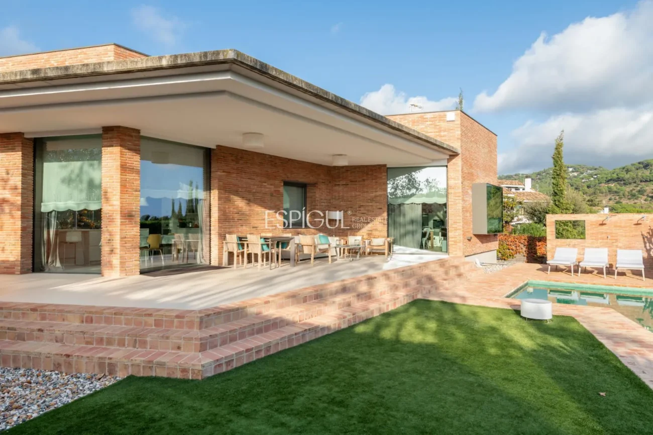 Exclusiva vivienda con jardín, piscina y pádel privado en el centro de Alella