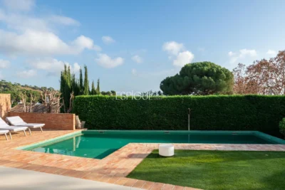 Exclusiva vivienda con jardín, piscina y pádel privado en el centro de Alella