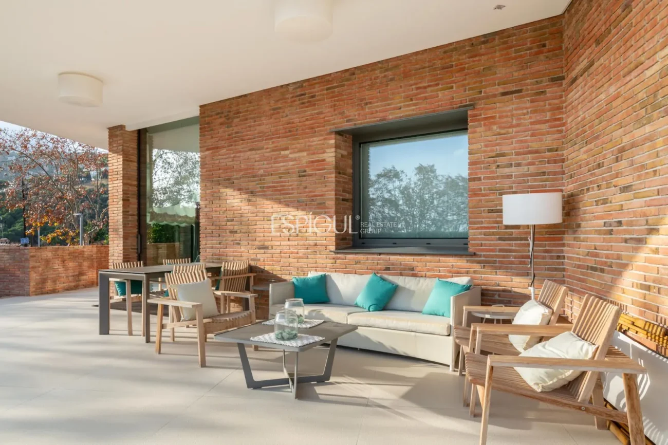 Exclusiva vivienda con jardín, piscina y pádel privado en el centro de Alella