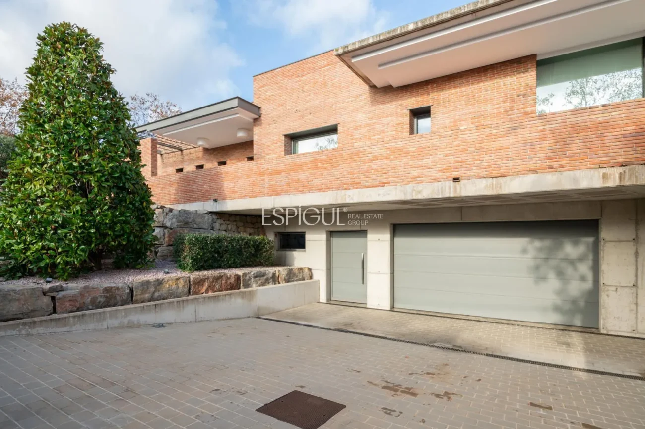 Exclusiva vivienda con jardín, piscina y pádel privado en el centro de Alella