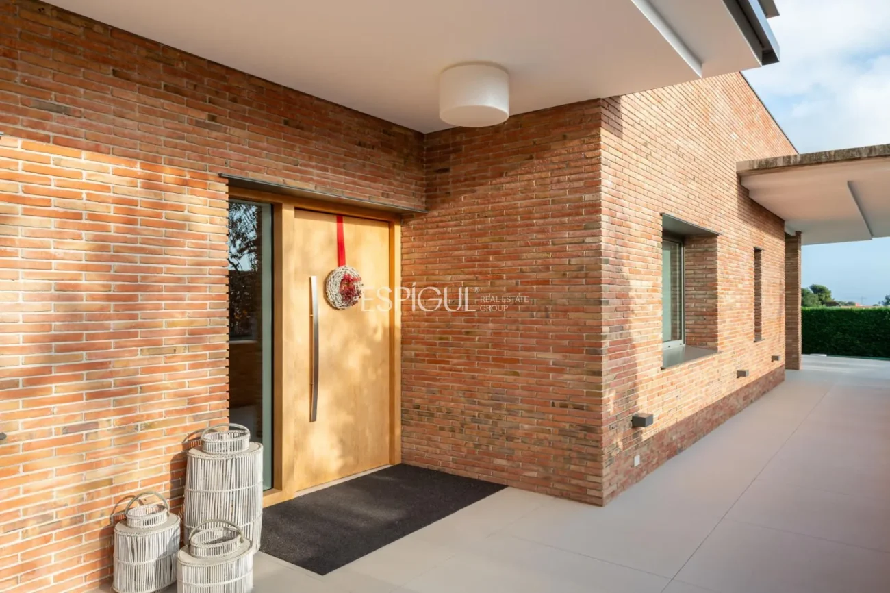 Exclusiva vivienda con jardín, piscina y pádel privado en el centro de Alella