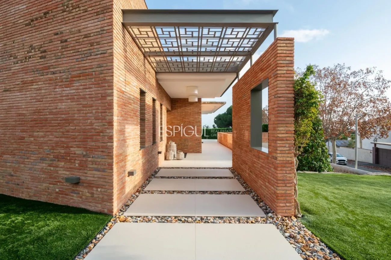 Exclusiva vivienda con jardín, piscina y pádel privado en el centro de Alella