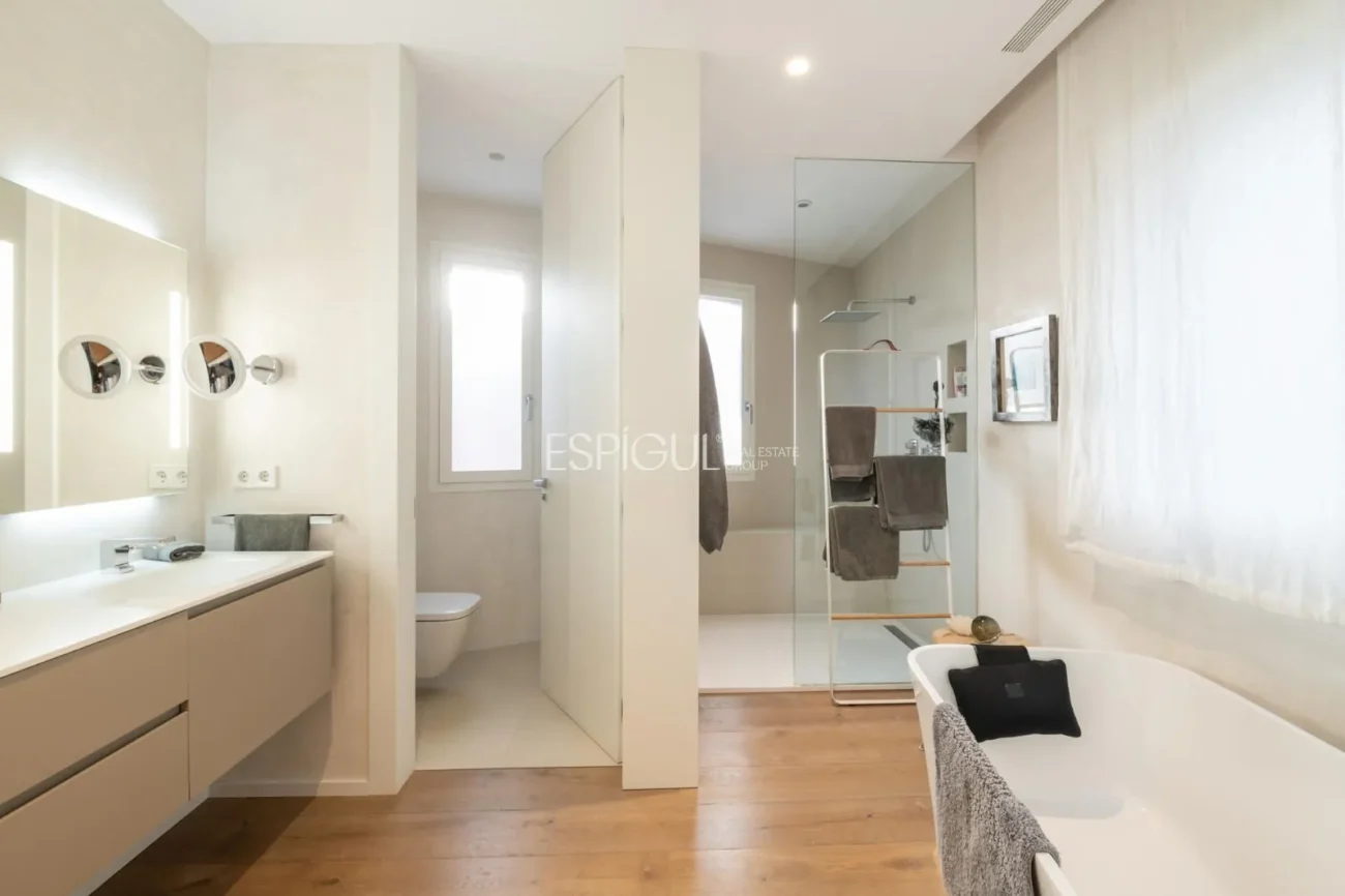 Exclusiva vivienda con jardín, piscina y pádel privado en el centro de Alella