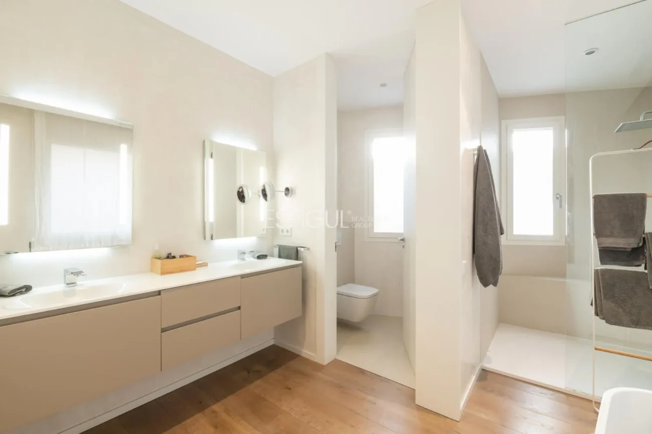 Exclusiva vivienda con jardín, piscina y pádel privado en el centro de Alella