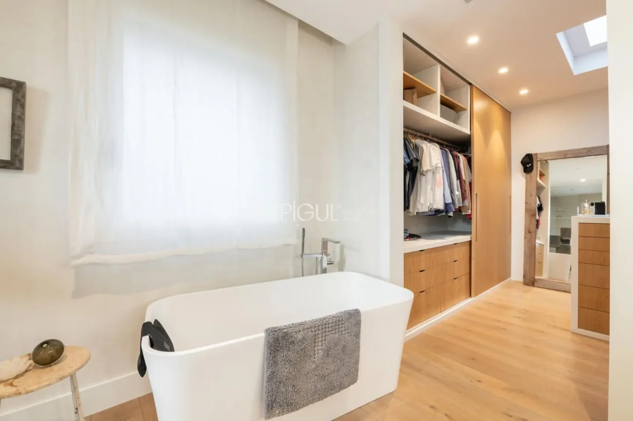 Exclusiva vivienda con jardín, piscina y pádel privado en el centro de Alella