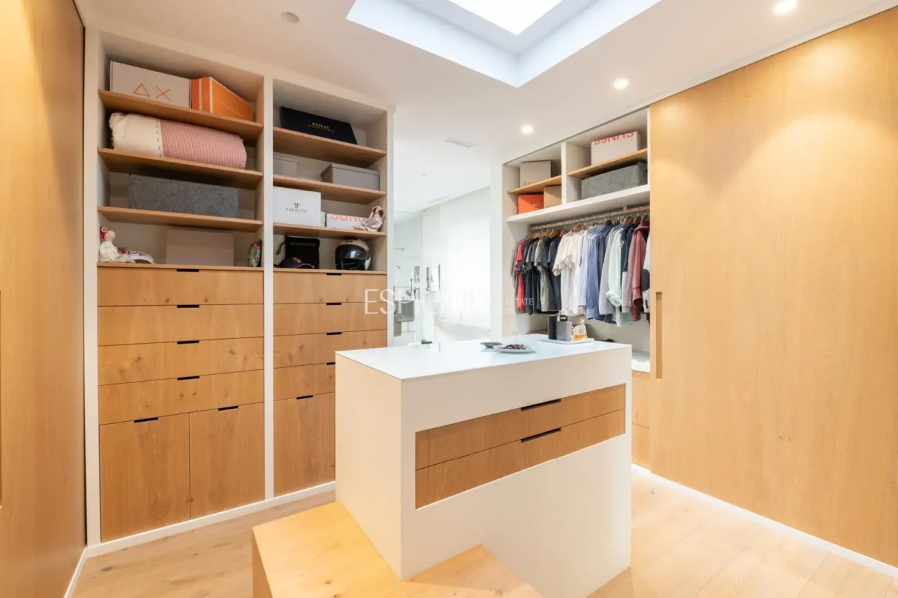 Exclusiva vivienda con jardín, piscina y pádel privado en el centro de Alella