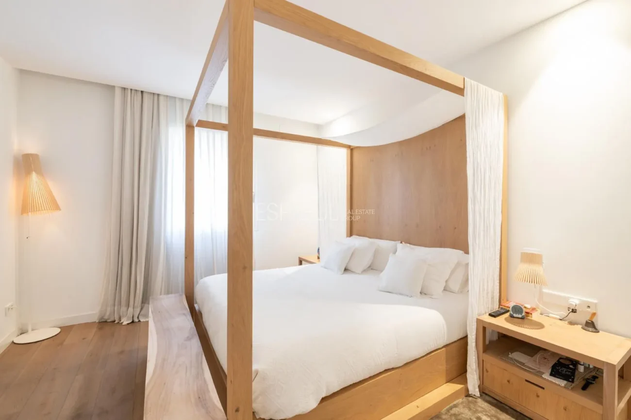 Exclusiva vivienda con jardín, piscina y pádel privado en el centro de Alella