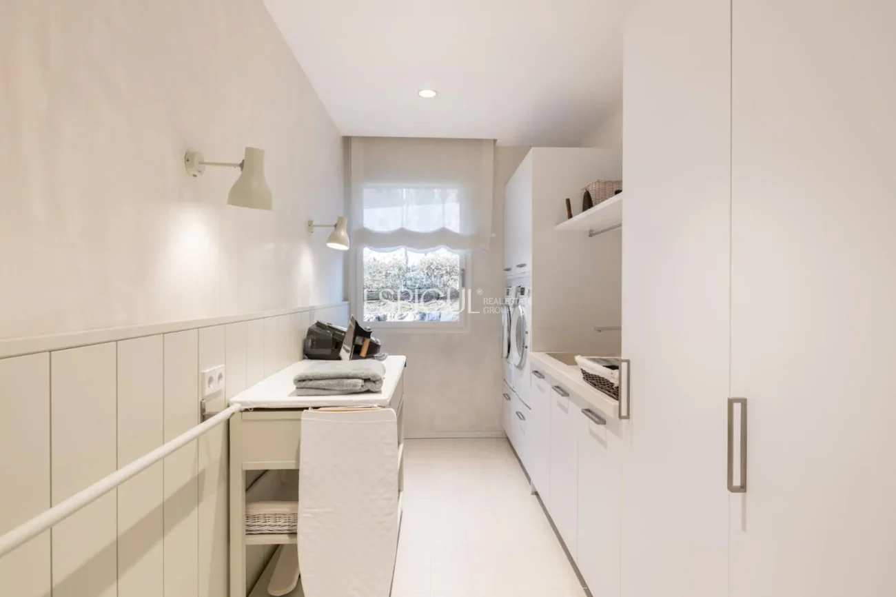 Exclusiva vivienda con jardín, piscina y pádel privado en el centro de Alella