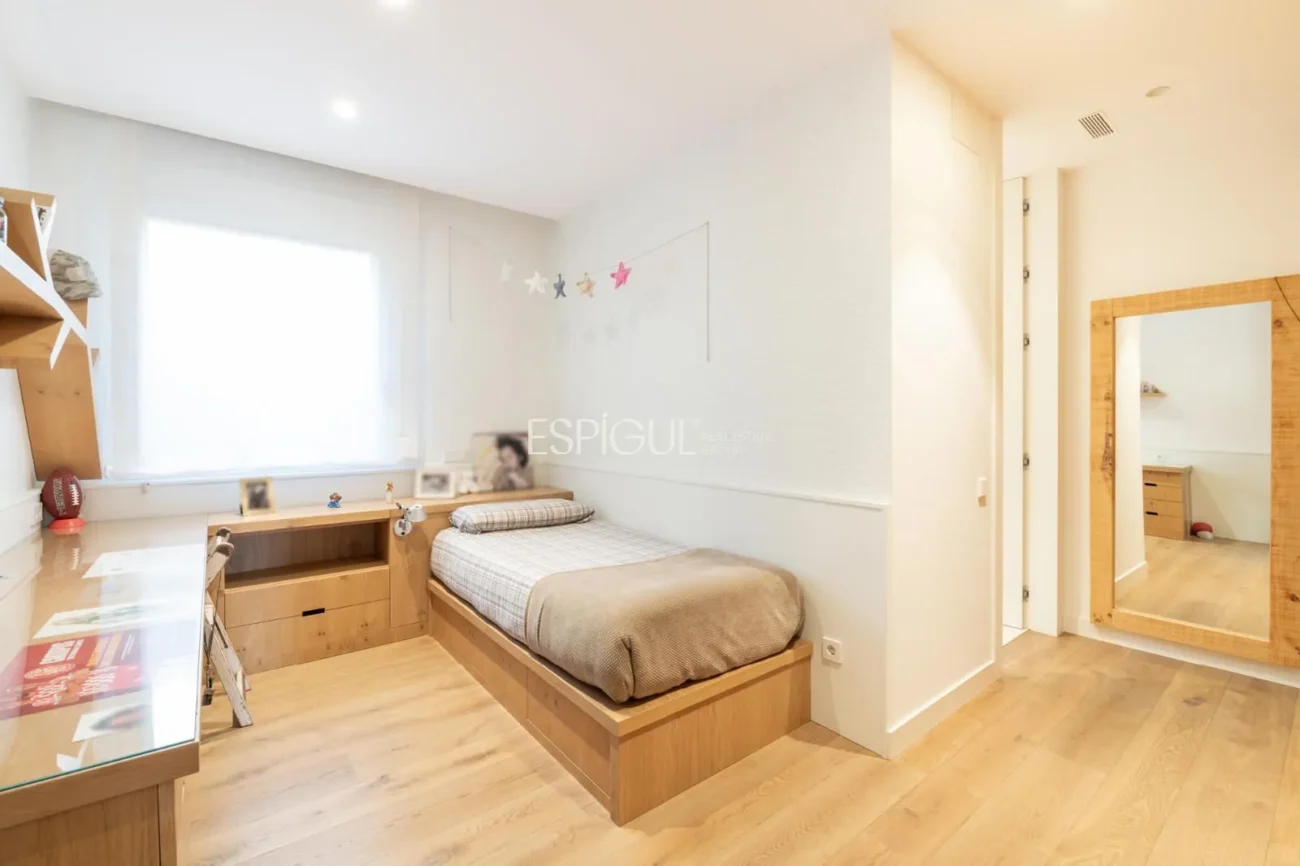 Exclusiva vivienda con jardín, piscina y pádel privado en el centro de Alella