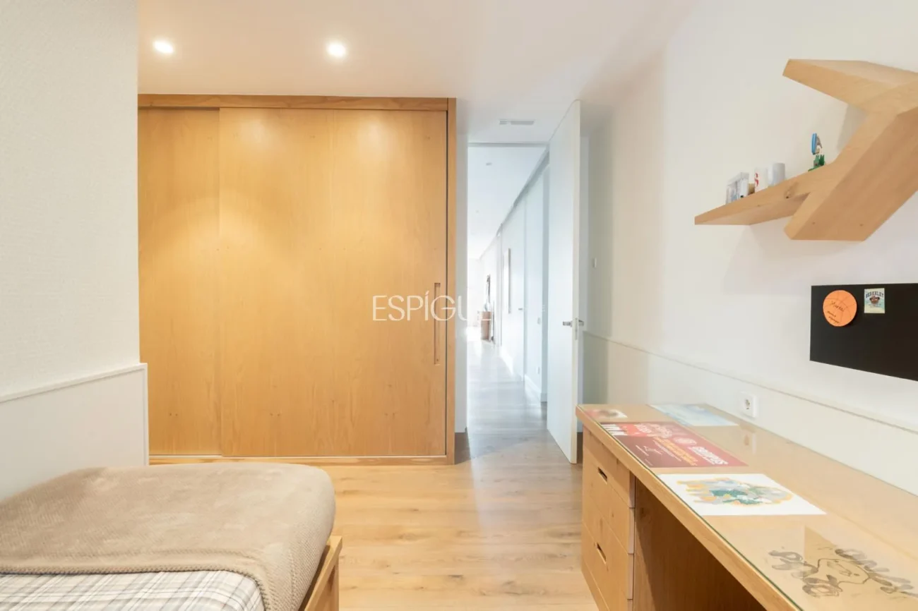 Exclusiva vivienda con jardín, piscina y pádel privado en el centro de Alella