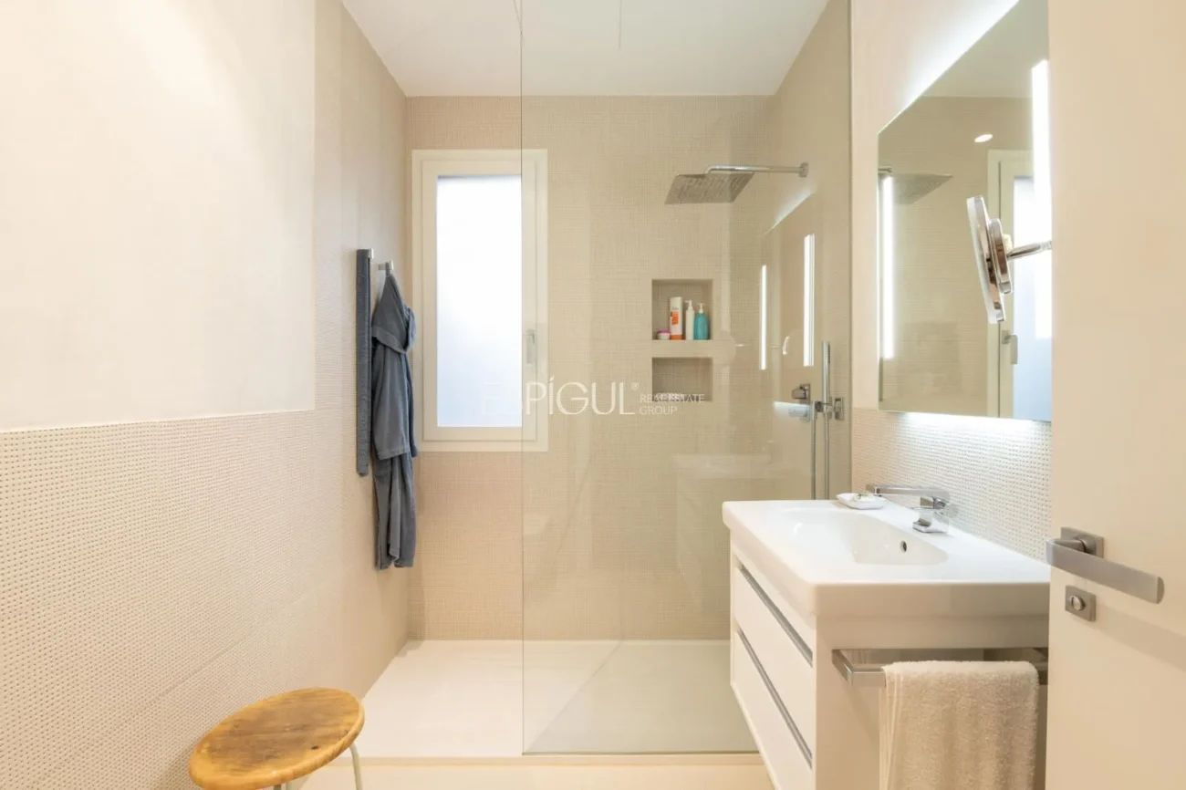 Exclusiva vivienda con jardín, piscina y pádel privado en el centro de Alella