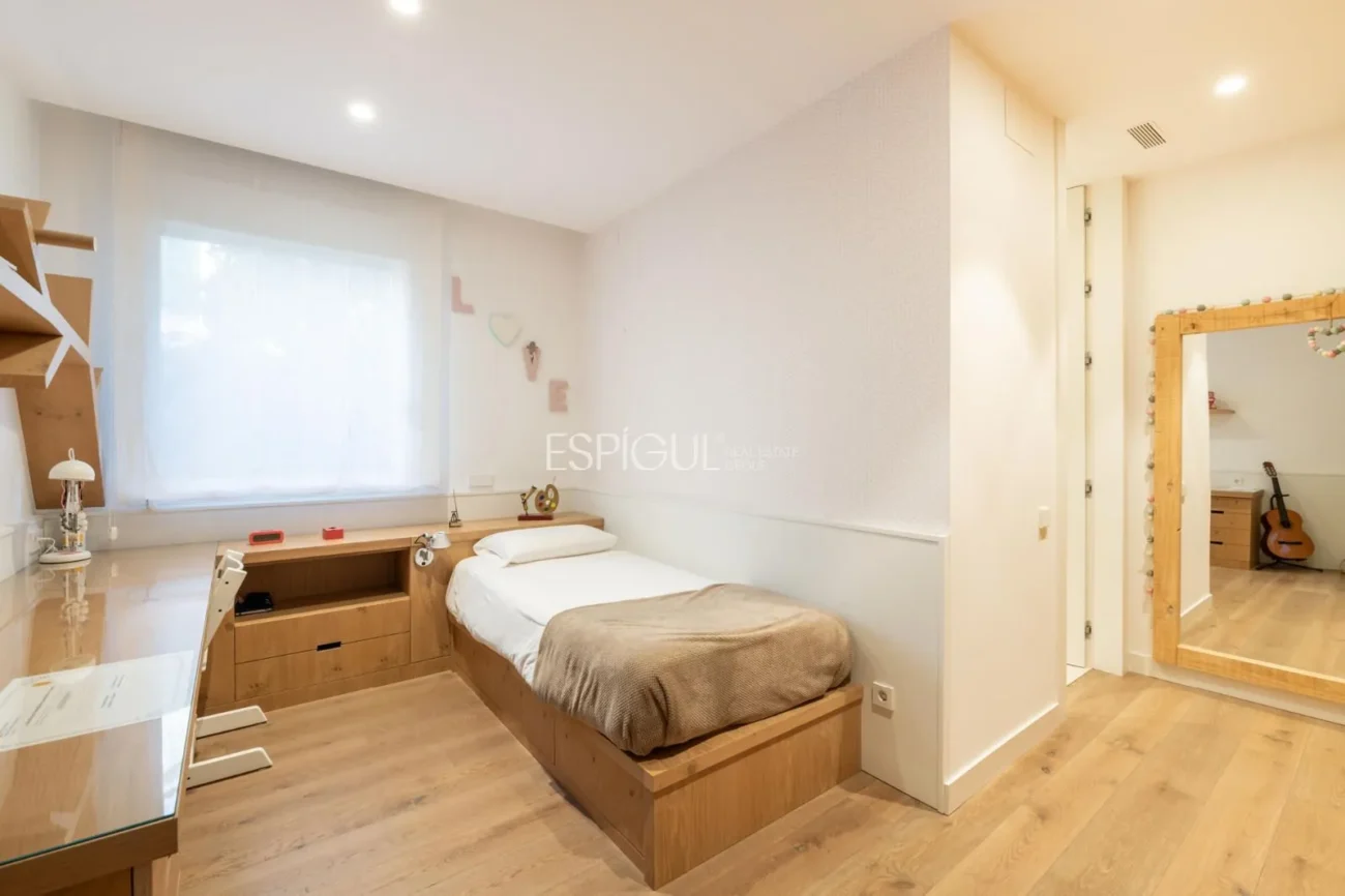 Exclusiva vivienda con jardín, piscina y pádel privado en el centro de Alella